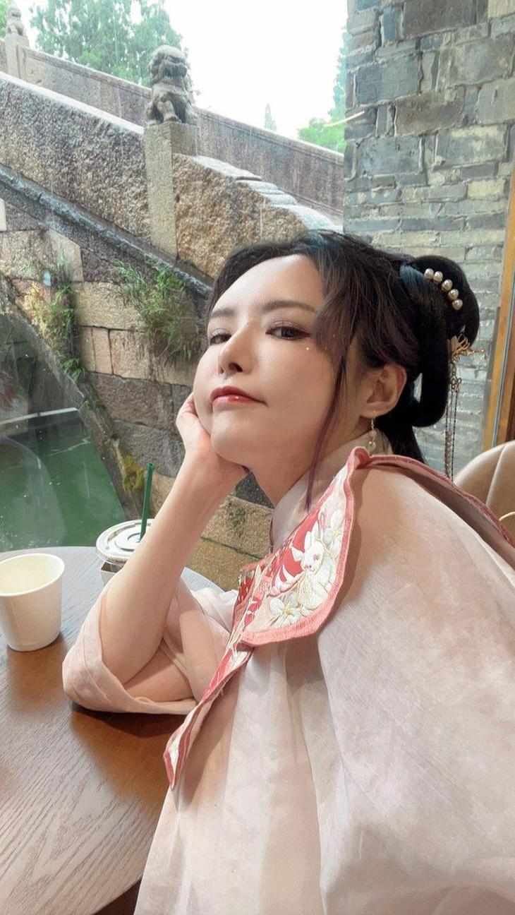 秋和柯基魔女的晚餐照片：拍下瞬间，留住美味与时光