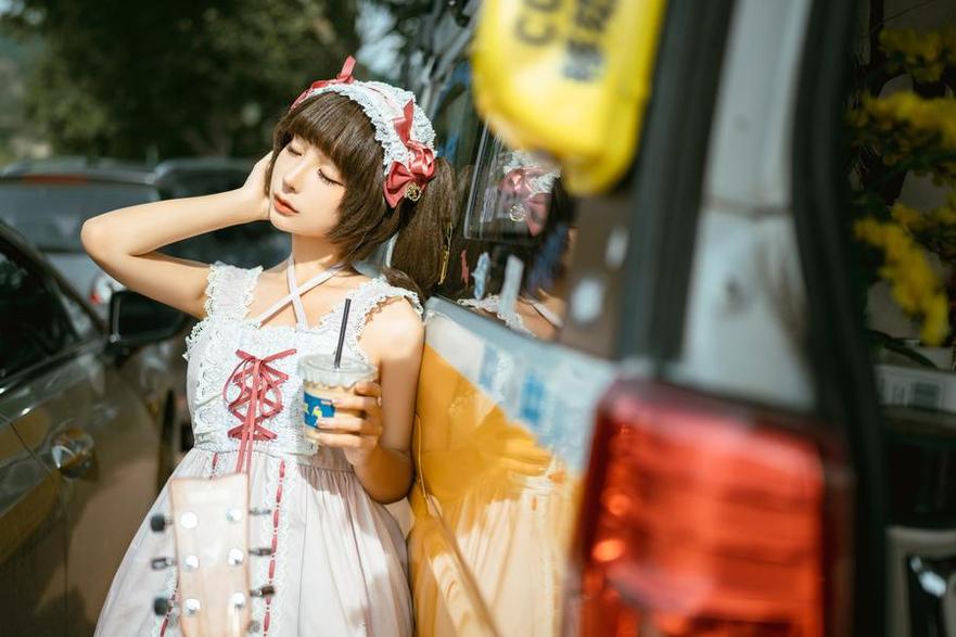 蠢沫沫教授的恶作剧：分享cos制服照片，谁扮演得更好呢？